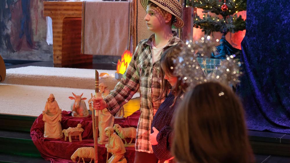 Kinder mit und ohne Beeinträchtigung spielen das Krippenspiel gemeinsam