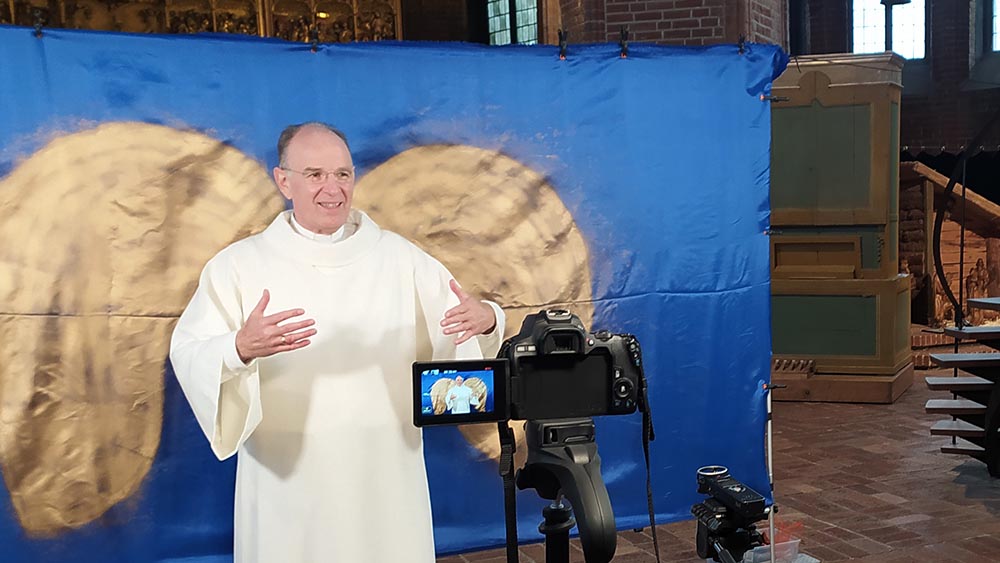 Frohe Botschaft: Im Krippenspiel des Kirchenkreises Burgdorf verkörpert Landesbischof Ralf Meister den Verkündigungsengel.