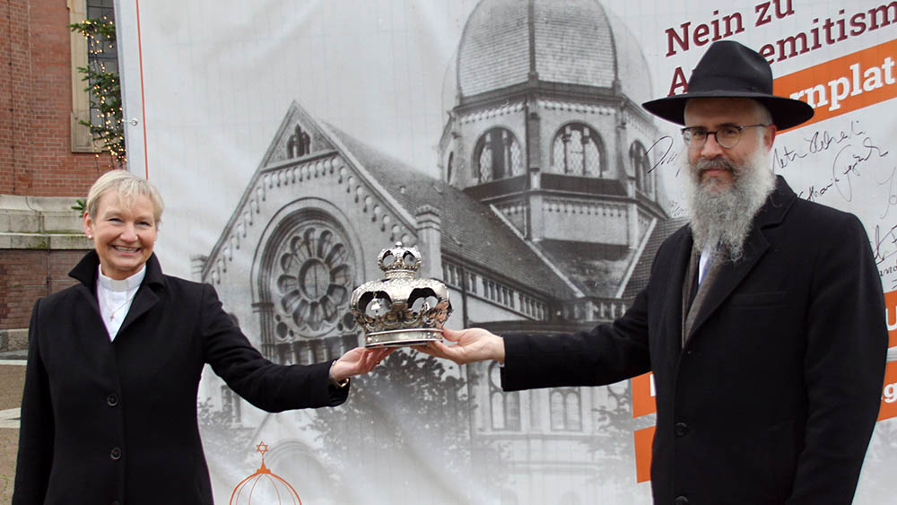 Bischöfin Kirsten Fehrs und Landesrabbiner Shlomo Bistritzky präsentieren die Thora-Krone