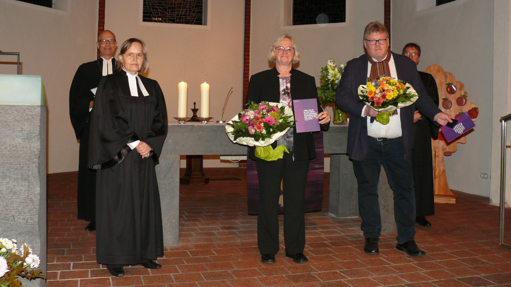 Verleihung der Kronenkreuze der Diakonie in Gold in der Christuskirche Pinneberg. Von links: Diakoniepastorin Maren von der Heyde mit Gisela Peschel und Gerhard Thimm.