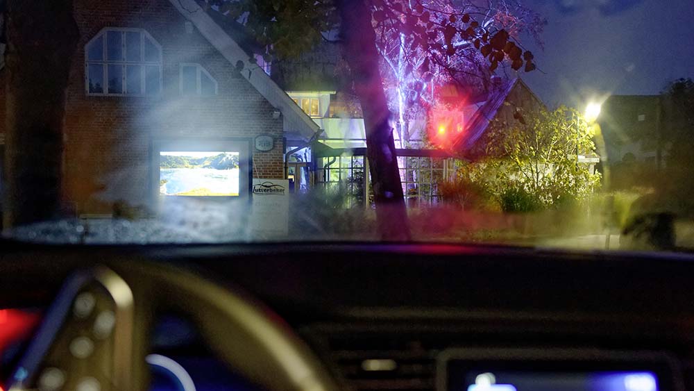 Die Installation lässt sich auch vom eigenen Auto aus wunderbar beobachten