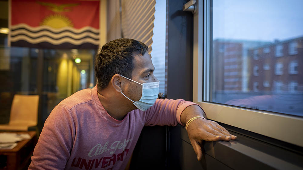 Atriano Taira (29) sitzt wie seine Landsleute in einer Hamburger Jugendherberge fest