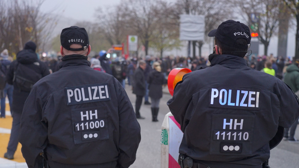 Hamburger Polizisten bei einer Demonstration Anfang November. Sie müssen viele Widersprüche aushalten, sagt ihr Seelsorger.
