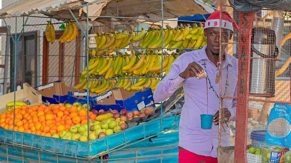 Auch im Badeort Saly finden sich weihnachtliche Stände. Glühwein wird aber nicht eingeschenkt.