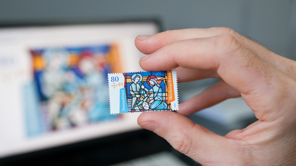 Die offizielle Weihnachtsmarke 2020 vom Grafiker Kym Erdmann aus Kiel.