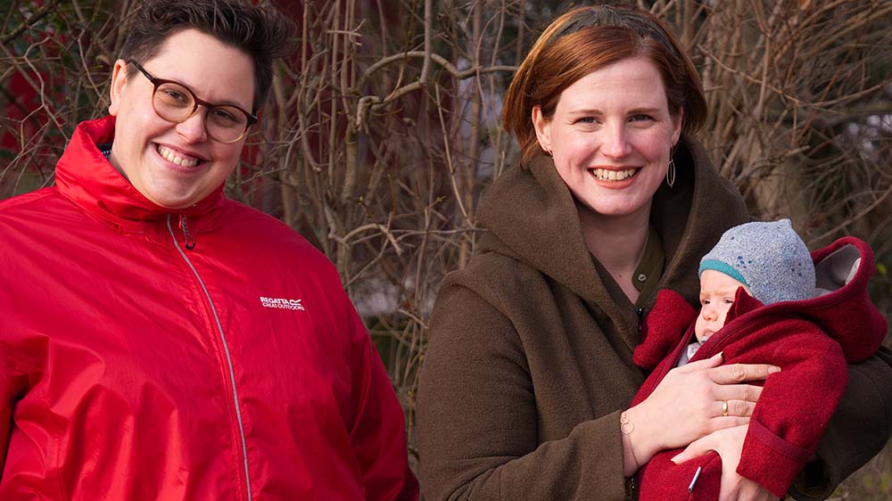 Glückliche Familie: Stefanie (li.) und Ellen Radtke mit ihrem kleinen Sohn