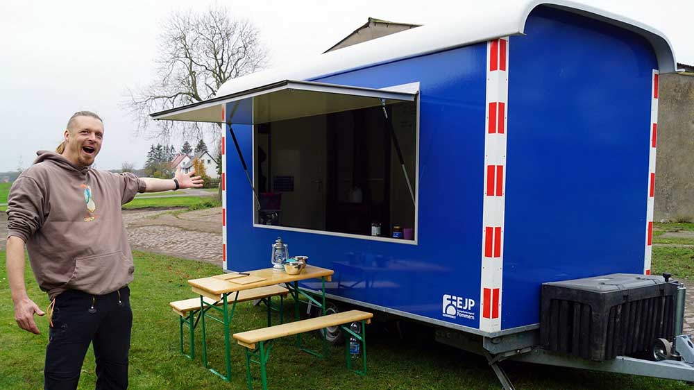 Diakon Lars Engelbrecht ist mit einem Bauwagen unterwegs