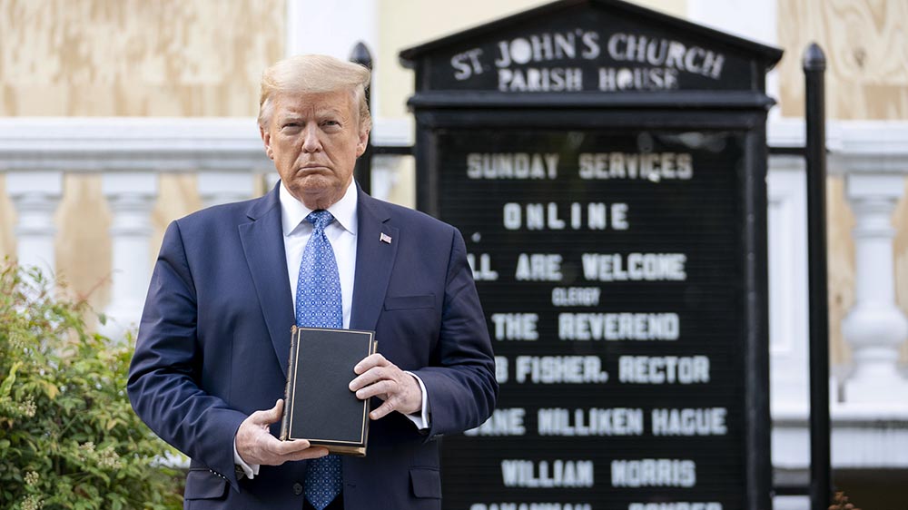 Mit einer verkehrt herum gehaltenen Bibel posiert Trump im Juni 2020 vor einer Kirche nahe des Weißen Hauses. Die Straße hatte er vorher gewaltsam räumen lassen