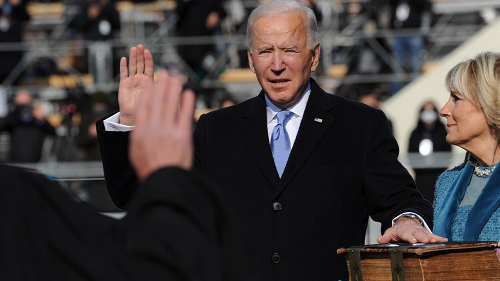 Auf den Stufen des Kapitols leistet Joe Biden seinen Amtseid
