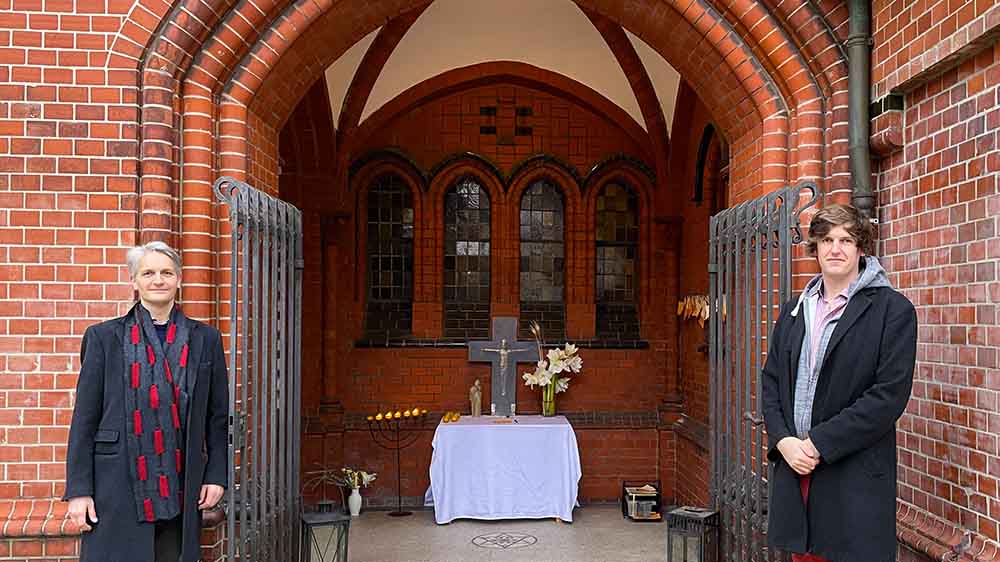 Ob digital oder real: Pastor Kord Schoeler (l.) und Vikar Jakob Pape schaffen öffentliche Räume zum Gedenken