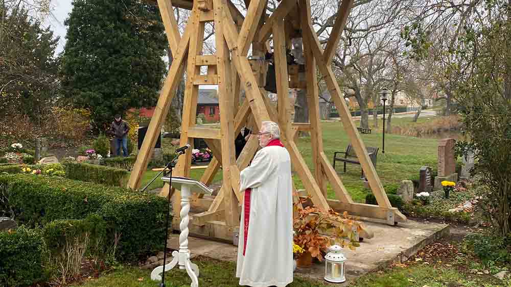 Pastor Bernd-Ulrich Gienke beim Gottesdienst zur Einweihung auf dem Rustower Friedhof