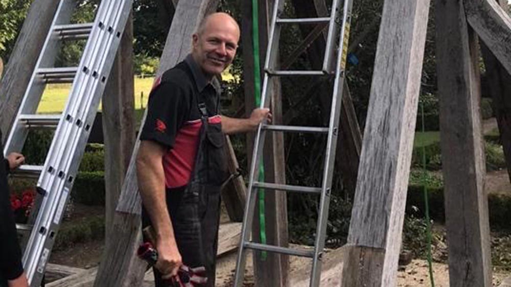 Tischler Reno Müller beim Abbau des alten Glockenstuhls