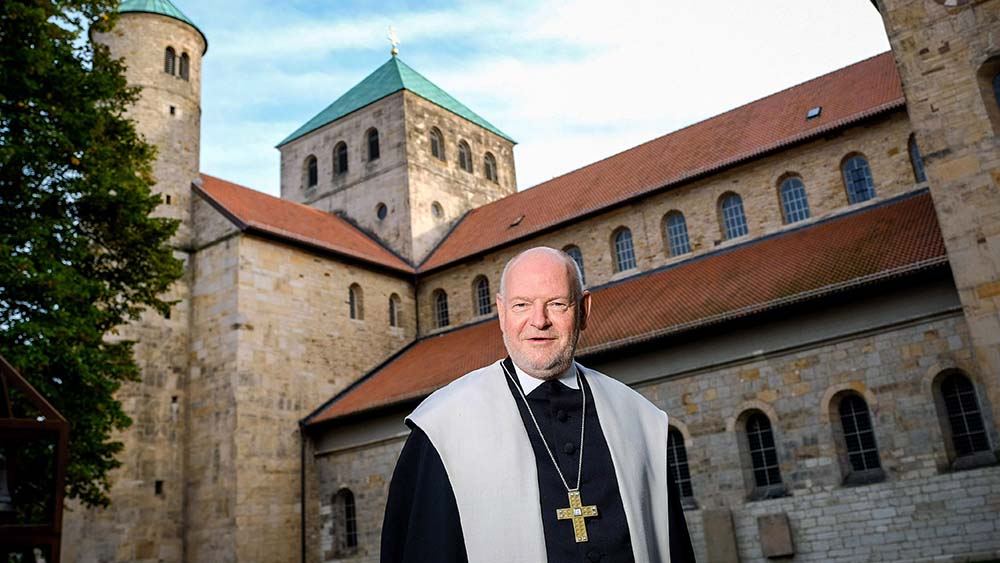Der Hildesheimer Regionalbischof Eckhard Gorka vor der St. Michaeliskirche