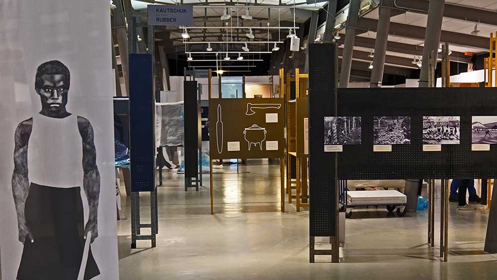Blick in die Ausstellung "Grenzenlos" im Hamburger Museum der Arbeit
