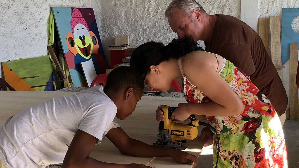 Zwei Jugendliche arbeiten an der Werkbank von "Hakuna Matata"