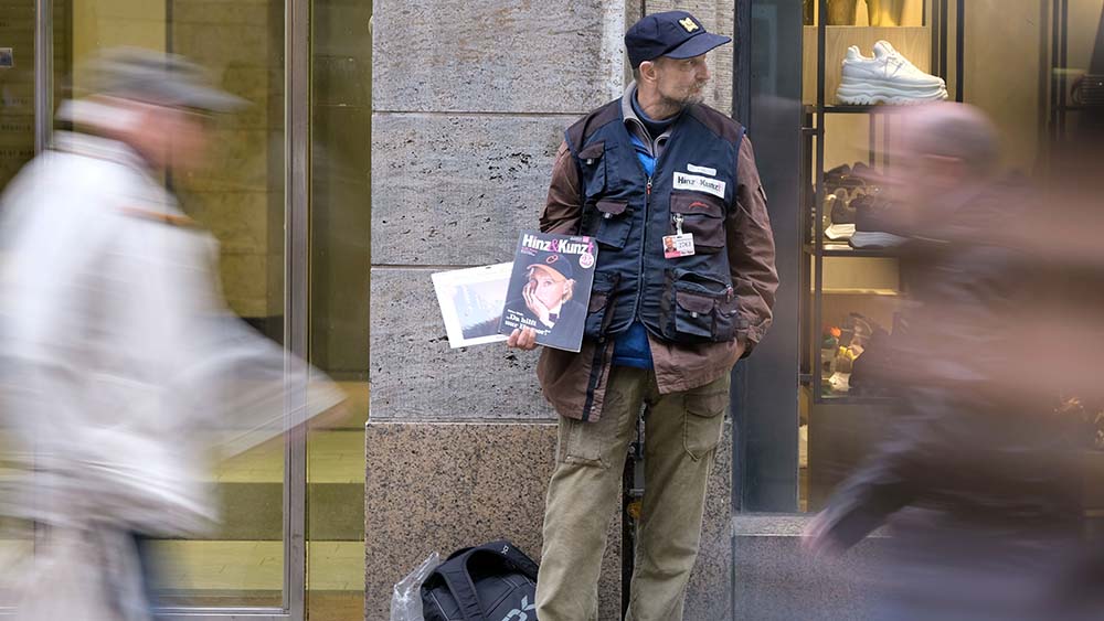 Momentan leider ein seltenes Bild: Hinz&Kunzt-Verkäufer in der Hamburger Innenstadt (Archivbild)