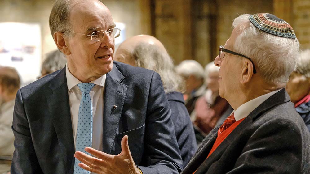 Landesbischof Ralf Meister im Gespräch mit Rabbiner Gabor Lengyel im Oktober 2018