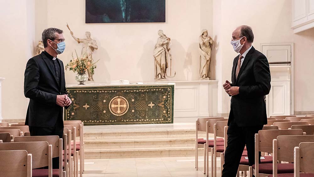 Ökumene im Dialog: Landesbischof Ralf Meister (re.) im Gespräch mit Heiner Wilmer, Bischof des katholischen Bistums Hildesheim