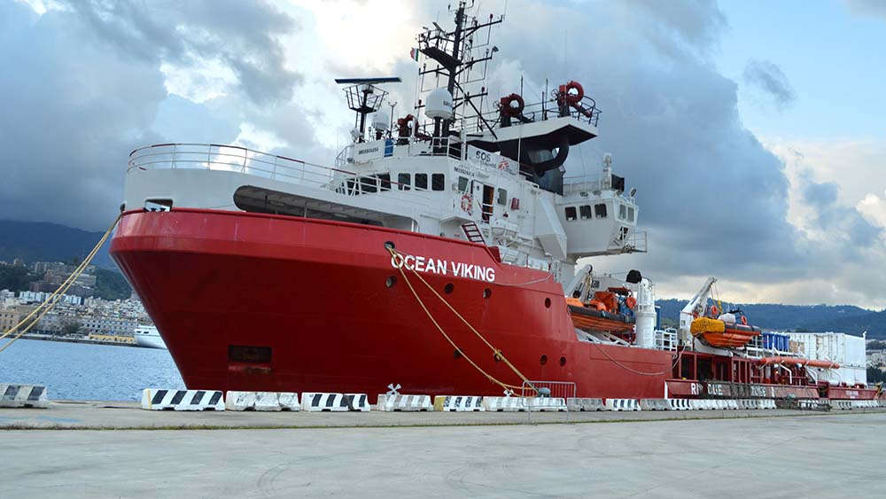 Schiff mit rotem Rumpf liegt im Hafen