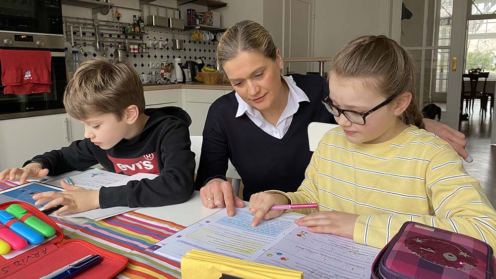 Pastorin Maren Schack unterstützt ihre Kinder Arvid (8) und Kajsa (10) bei den Schulaufgaben am Küchentisch