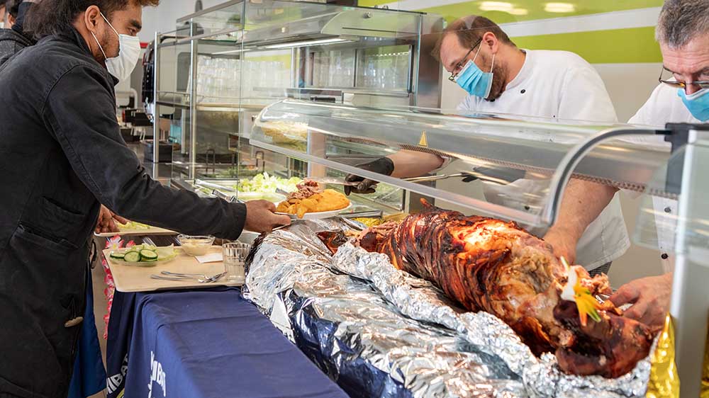 Für die Seeleute gibt es Spanferkel