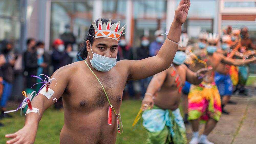 Zum Dank führen die Seeleute einen Tanz auf