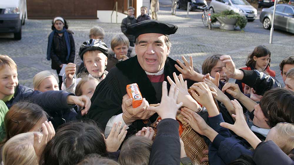 Kekse für alle: Pilgerpastor Bernd Lohse verteilt am Reformationstag 2009 Luther-Kekse, erdacht im AfÖ