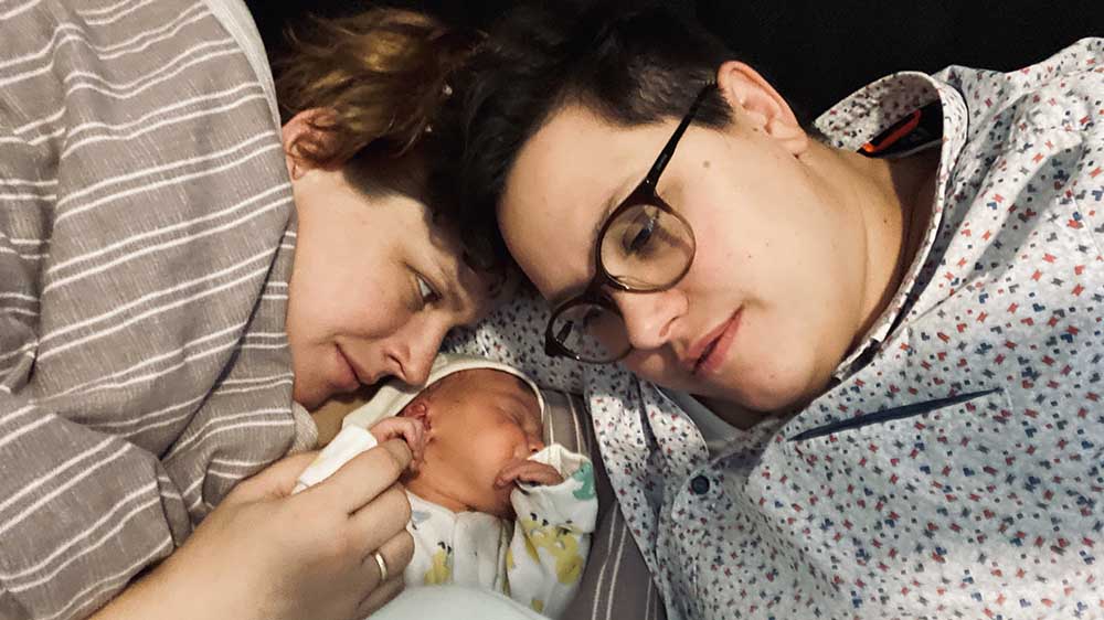 Kleine glückliche Familie: Ellen (li.) und Stefanie Radtke mit ihrer Tochter Fides