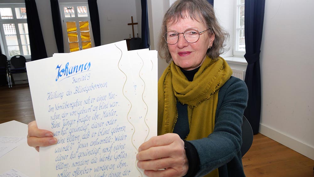 Angelika Fröhlich hat einen Text aus dem Johannisevangelium abgeschrieben