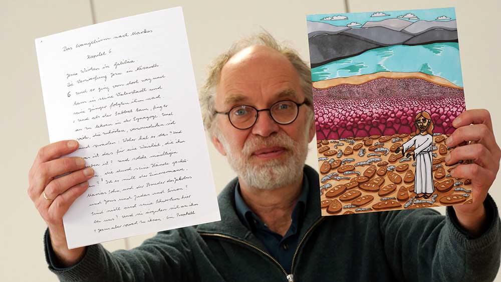 Pastor Jens Rohlfing zeigt einen Text aus dem Markusevangelium mit der entsprechenden Zeichnung