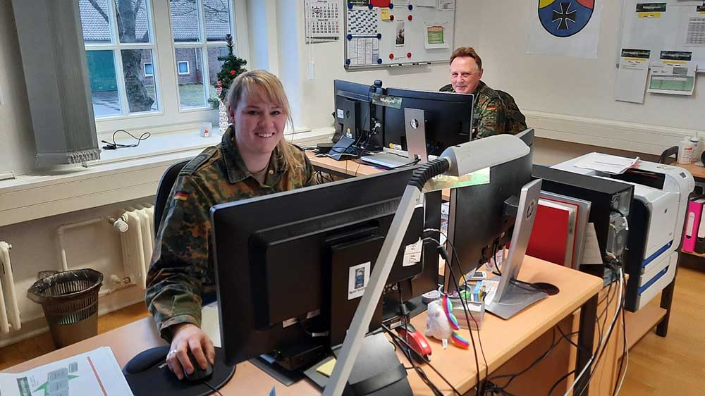 Stabsunteroffizier Lisa Rasch und Oberstabsfeldwebel Michael Troycke im Lagezentrum des Logistikbataillons 161 in Delmenhorst