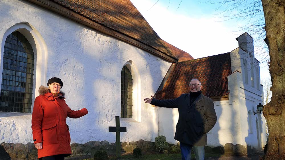 Pastorin Kirsten Erichsen und Ehrenamtler Torsten Behnke vor der Siesebyer Kirche