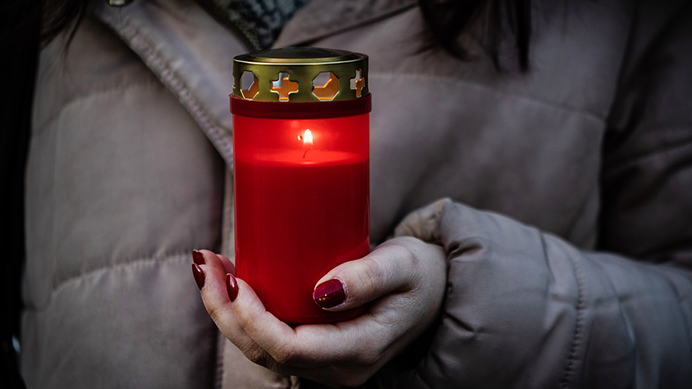 Ein Kerze brennt für die Verstorbenen