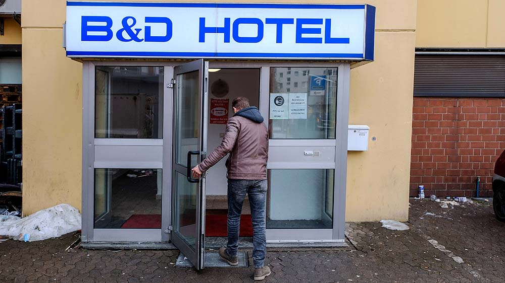 Fritz Bauer am Eingang des Hotels