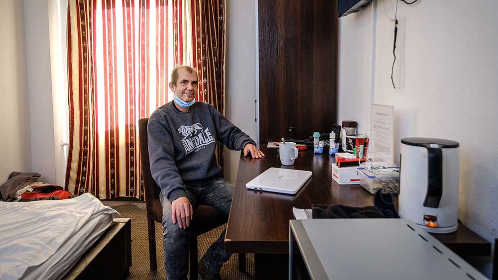Der Wohnungslose Franz Bauer in seinem Zimmer im B&D-Hotel in Hannover