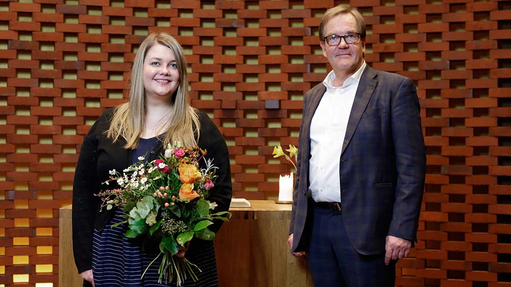 Blumen für die neue Leiterin Maximiliane Kedaj von Stephan Dreyer, dem Sprecher des Vorstands des Ökumenischen Forums