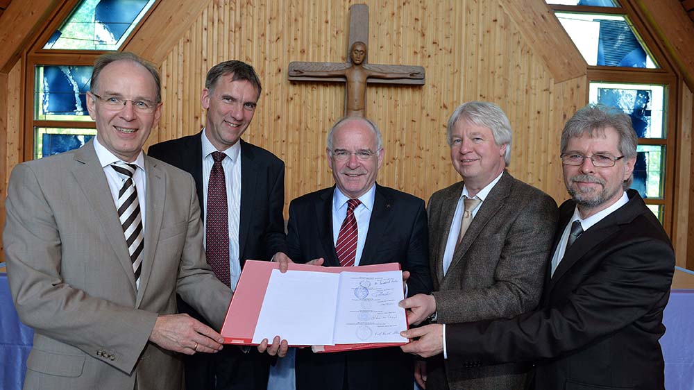 Im März 2014 wurde ein neuer Konföderationsvertrag unterzeichnet (v.l.):
Ralf Meister (Hannover), Jan Janssen (Oldenburg), Friedrich Weber (Braunschweig), Karl-Hinrich Manzke (Schaumburg-Lippe) und der Evangelisch-reformierte Kirchenpräsident Martin Heimbucher (Leer) Foto: Jens Schulze / epd