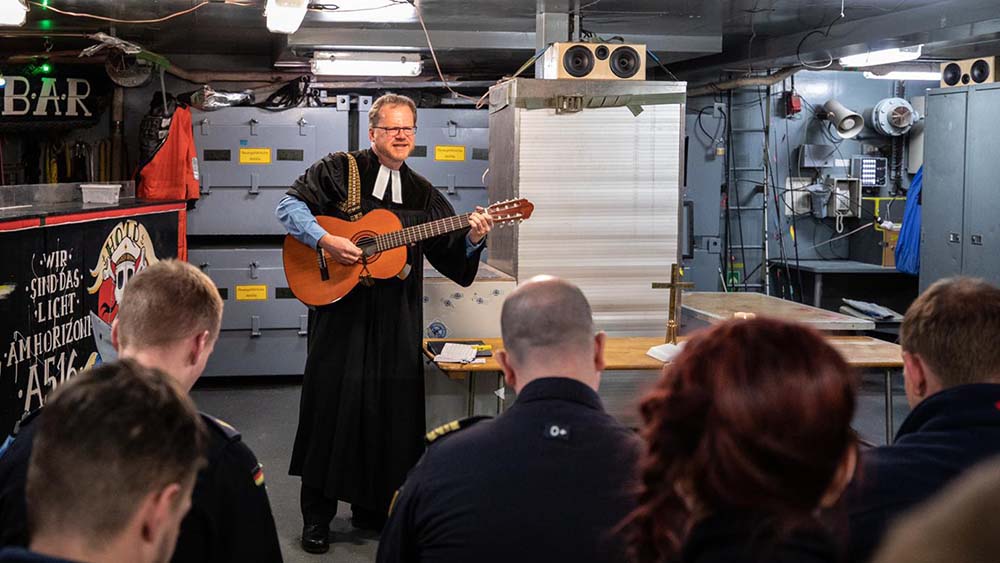 Ein Gottesdienst im Einsatz muss sich den Gegenebenheiten anpassen. Hier wird der „Müllverwertungsraum“ für Militärpfarrer Hanns-Martin Krahnert und die Besatzung auf dem Tender Donau zur Kirche