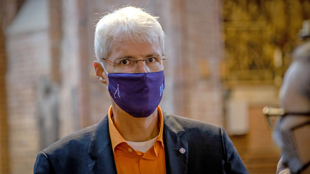 Die Maske hat Rainer Müller-Brandes immer dabei