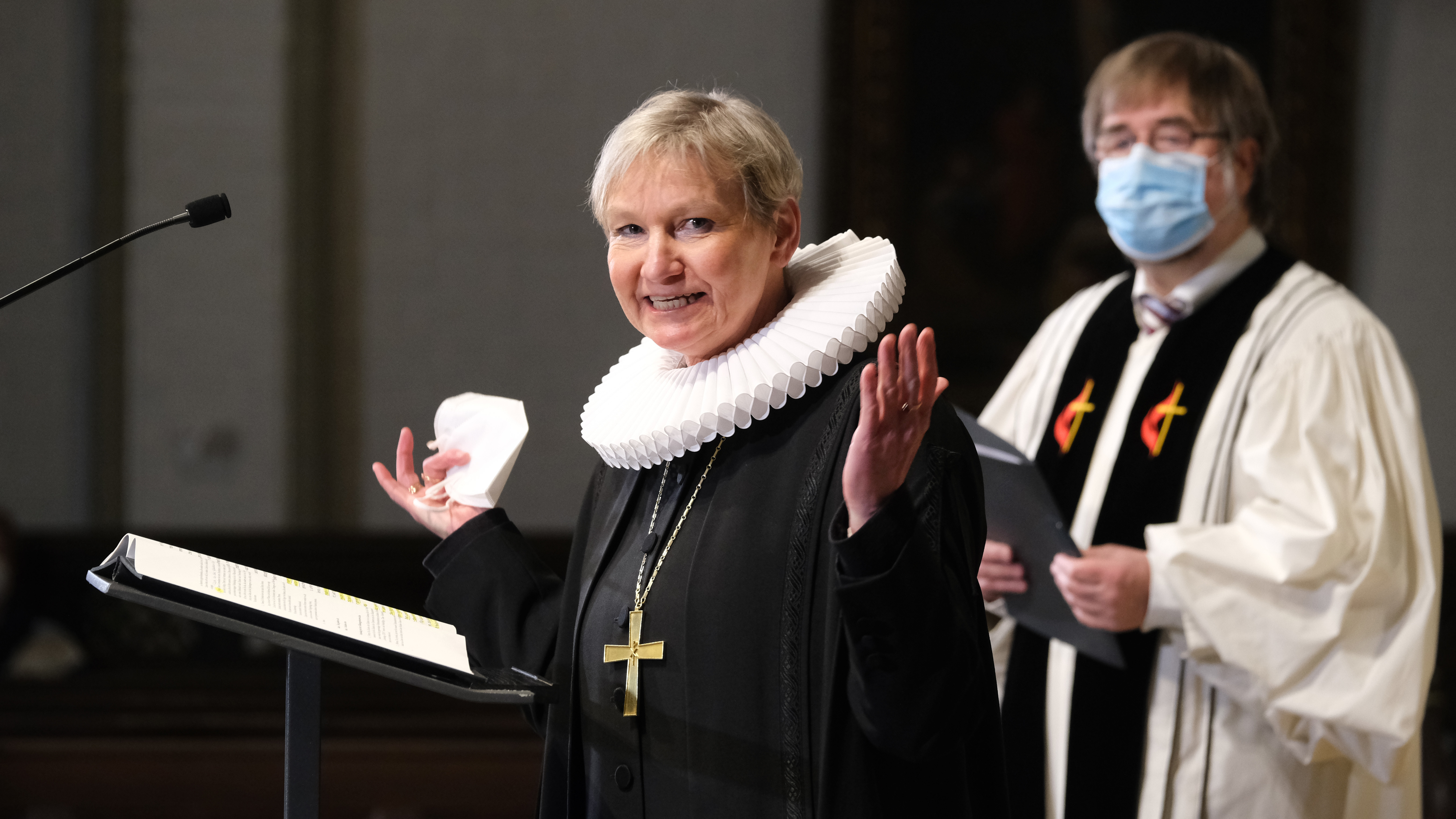 Hamburgs Bischöfin Kirsten Fehrs wird neun neue Pastorinnen und Pastoren ins Amt berufen.