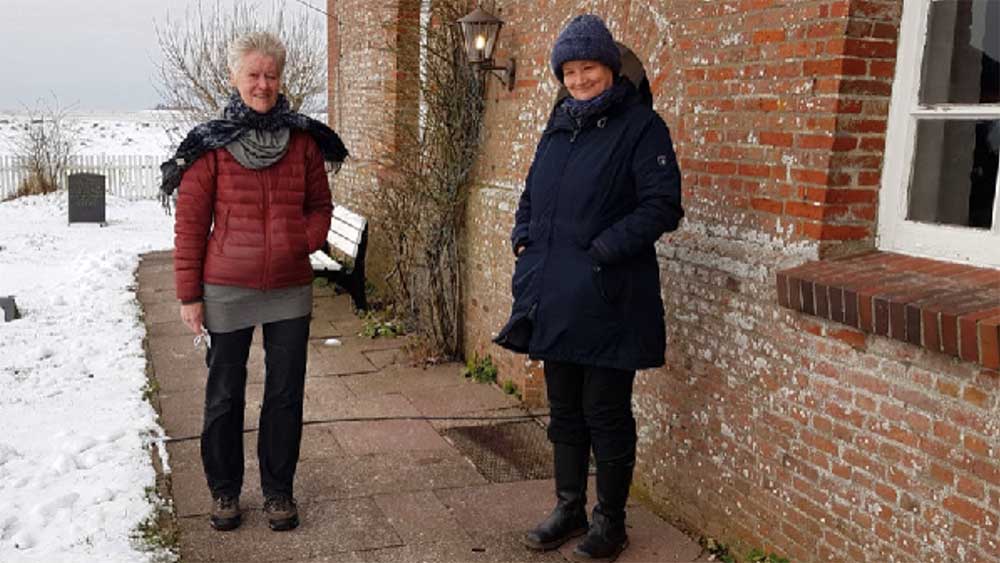Hildegard Rugenstein (re.) mit Gertrude von Holdt-Schermuly, die als Prädikantin fünf Jahre lang die vakante Stelle auf Hallig Hooge mit Leben gefüllt hat