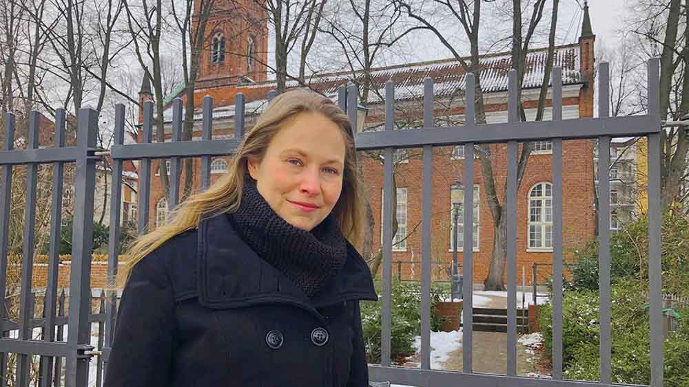 Sandra Starfinger vor ihrem neuen Arbeitsplatz, der St.-Pauli-Kirche