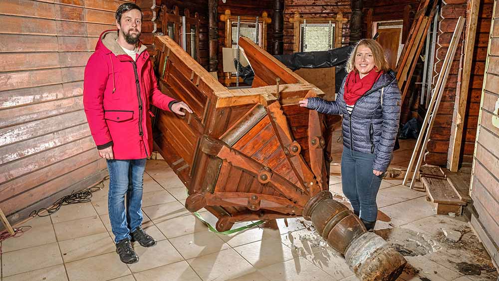 Vivien Pfoertner, Sprecherin des Vereins Stabkirche Stiege, und Pfarrer Karsten Hoepting zeigen die zerstörte Kanzel