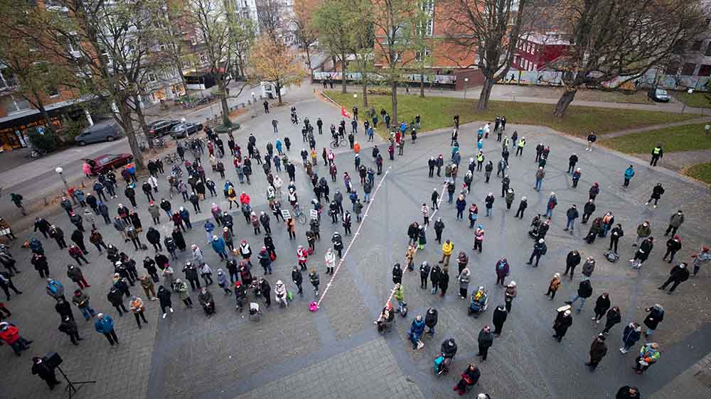 Am Jahrestag der Reichspogromnacht, am 9. November 2020, versammeln sich Anwohner zur Mahnwache auf dem Platz