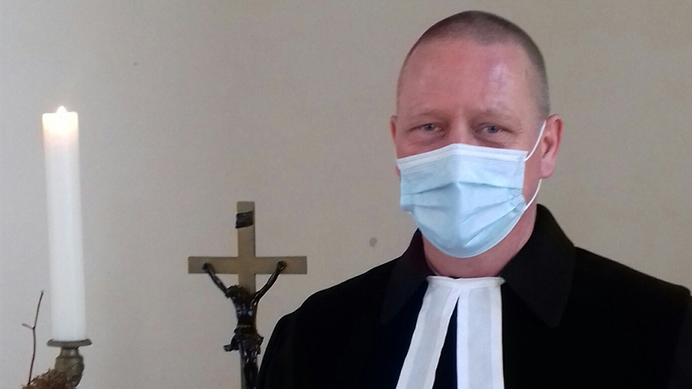 Der Pinnower Pastor Tom Ogilvie in seiner Kirche