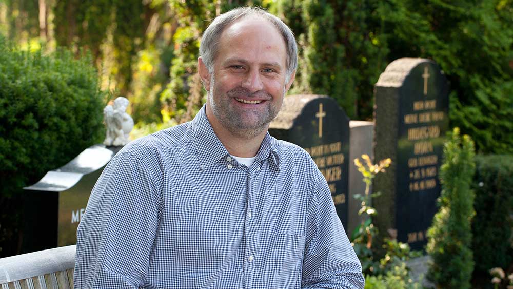 Dirk Abts ist Friedhofsbeauftragter im Kirchenkreis Hamburg-Ost