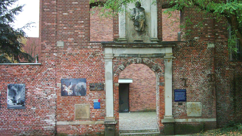 Das Eingangsportal der alten Dreifaltigkeitskirche im Hamburg-Harburg.