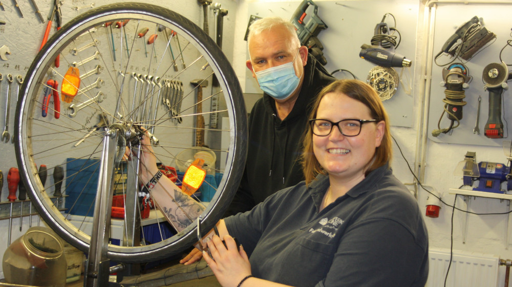 Susanne Jordan mit ihrem Betreuer und Mentor Holger Gehrmann in der Fahrradwerkstatt der Vorwerker Diakonie.