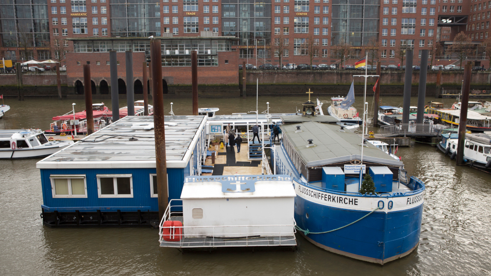 Die Flussschifferkirche an ihrem Liegeplatz vor der Speicherstadt.