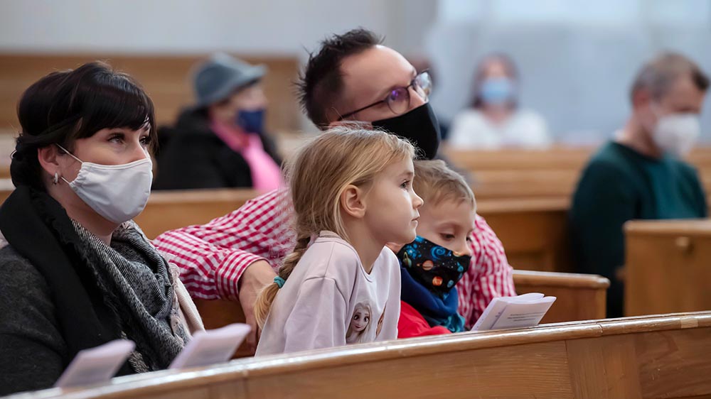 Masken im Gottesdienst sind verhältnismäßig. Das hat das Gericht in Hannover bestätigt